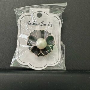 Fashion Jewelry Black and Gold Floral Brooch